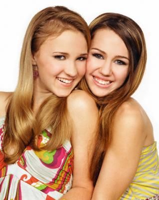 mily-miley-cyrus-and-emily-osment-4121591-319-400.jpg